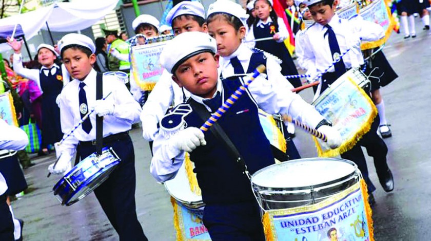 CIVISMO. La lluvia impidió el festejo en Santa Cruz; en La Paz hubo desfile, al igual que en Cochabamba, como se ve...