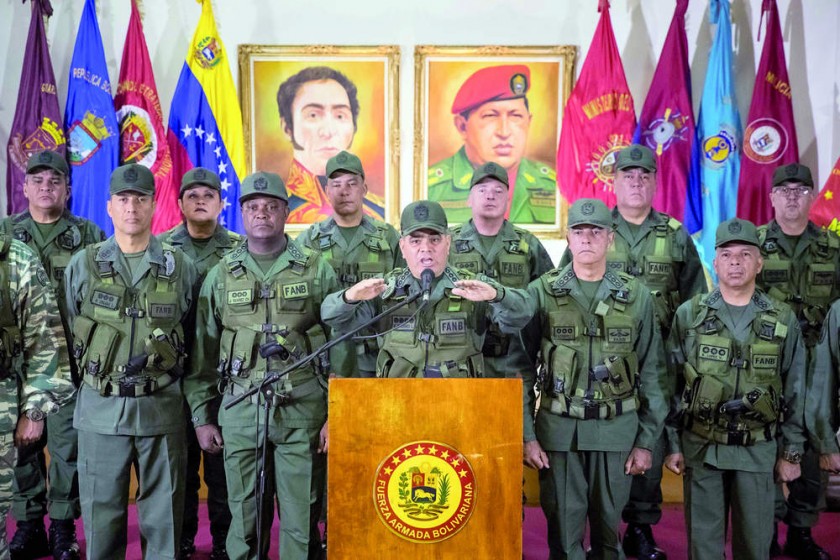 ATENTADO. El ministro de defensa, Vladimir Padrino Lopez (c), ofreció declaraciones ayer, domingo, en la ciudad de...