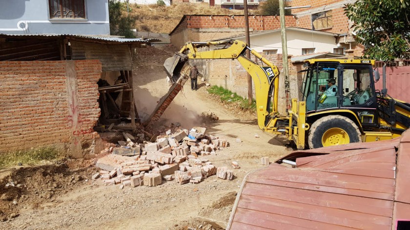 TUCSUPAYA BAJA. Maquinaria de la Alcaldía demolió un muro construido en espacio público por los propietarios de una...