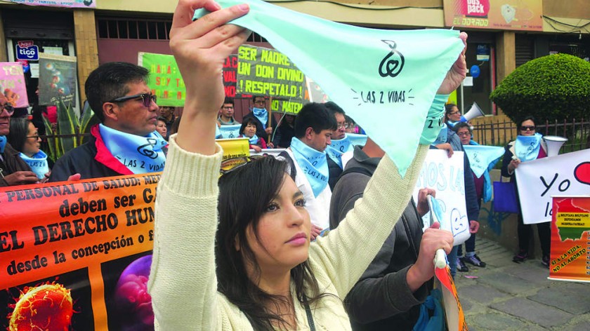 LA PAZ. Plantón en la Embajada argentina.