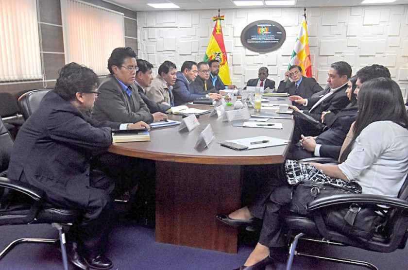 mandato. Los miembros de la Comisión de Seguimiento a las Conclusiones de la Cumbre Judicial.