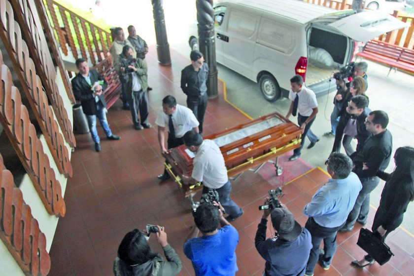 Los restos mortales del ex dirigente llegaron ayer a Santa Cruz y fueron velados por familiares y amigos.