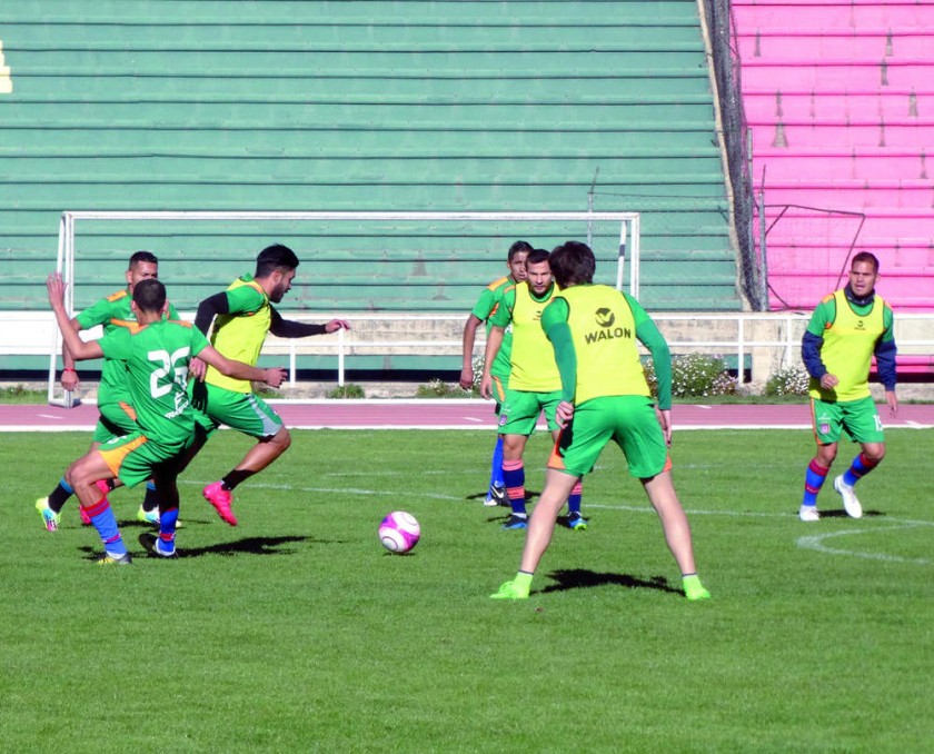 El equipo estudiantil y la Academia paceña cerraron prácticas ayer, en el estadio Patria.
