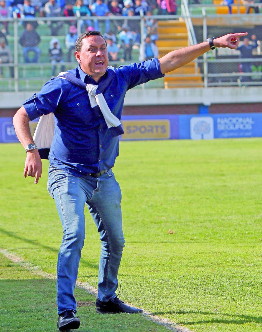 El paraguayo Roberto Pérez dejó de ser técnico del Equipo del Pueblo.