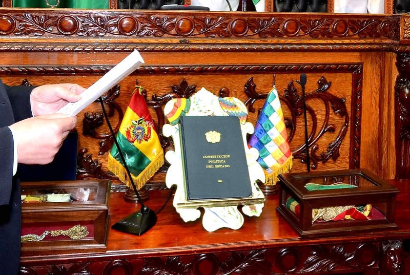 La medalla (i) y banda (d) presidenciales fueron robados ayer, martes. Internet