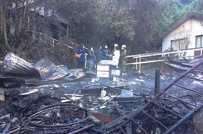 Fotografía cedida por Fiscalía Nacional de Chile de los restos del centro de ancianos que se incendió en la madrugada.