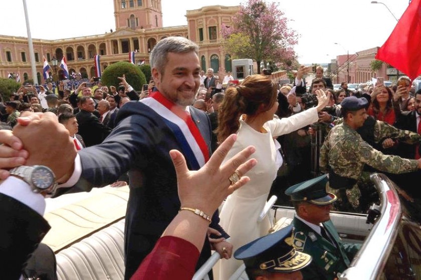 El presidente de Paraguay, Mario Abdo Benítez (i), junto a su esposa Silvana Lopez (d), saludan desde el coche oficial.