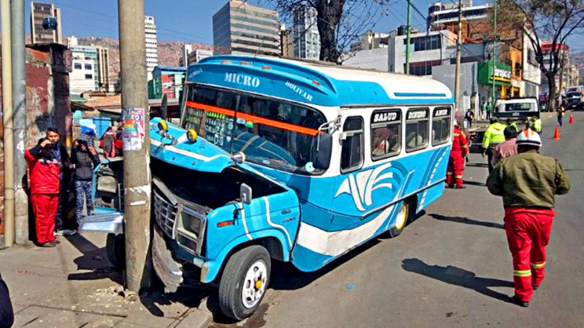 ANTIGUO. El micro chocó contra un poste de energía eléctrica y quedó detenido en una avenida de La Paz.
