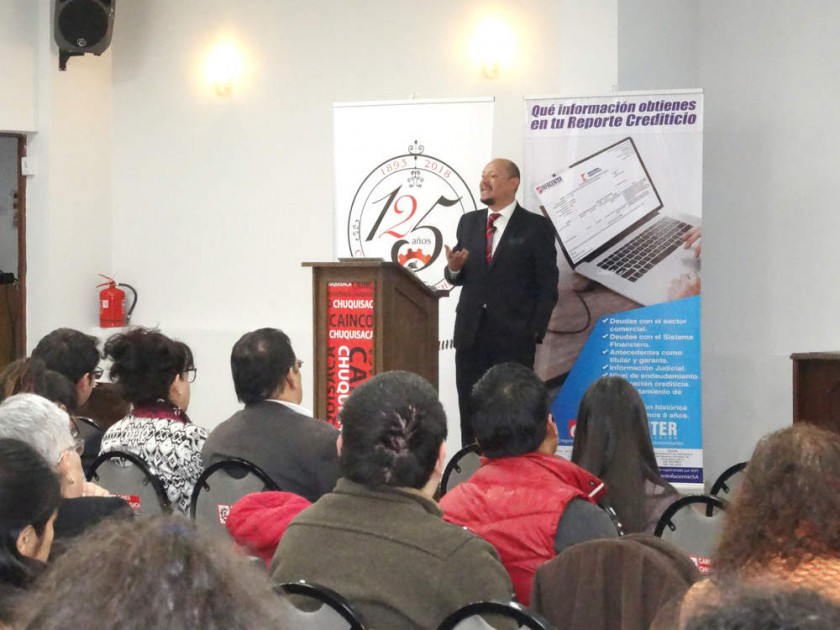 Rodrigo Rivera explica las ventajas y beneficios de la conciliación y el arbitraje en la CAINCO Chuquisaca. CAPITALES