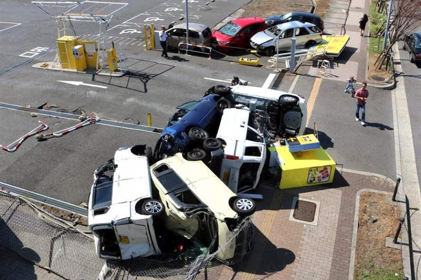 Una persona observa los desperfectos en las calles tras el tifón Jebi, en la prefectura de Osaka, al oeste de Japón. EFE