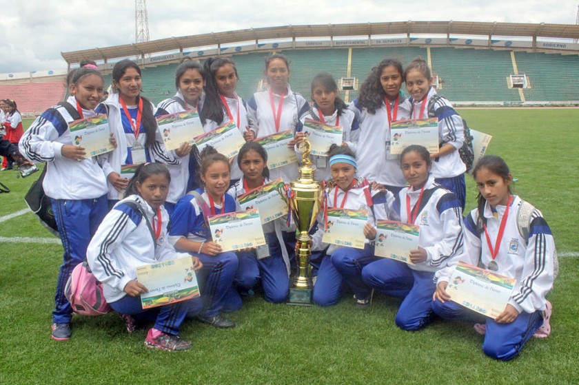 El colegio Eduardo Abaroa de Villa Serrano se coronó campeón en fútbol femenino de la fase departamental de los...