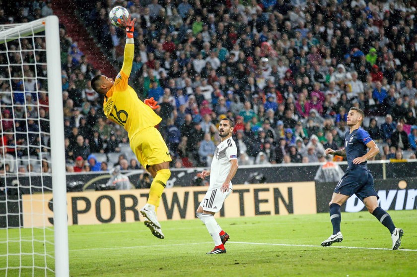 El arquero de la selección francesa, Alphonse Areaola (i) fue una de las figuras en el partido contra Alemania.
