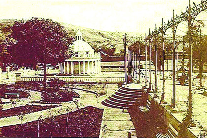 HISTÓRICO. El Rosedal del Parque, con La Rotonda al fondo, concluído en 1925 para el Primer Centenario de la...