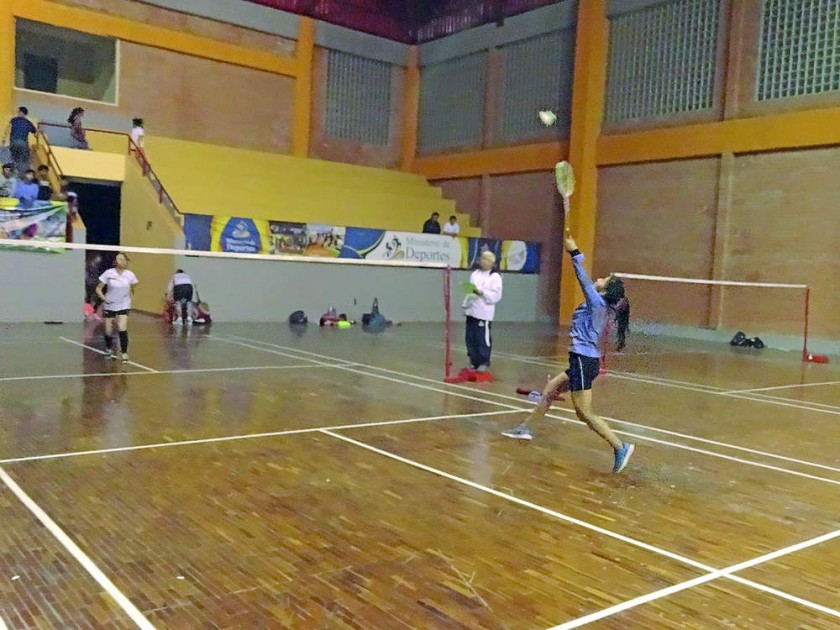 El certamen local de bádminton se disputó anoche en el Poligimnasio.