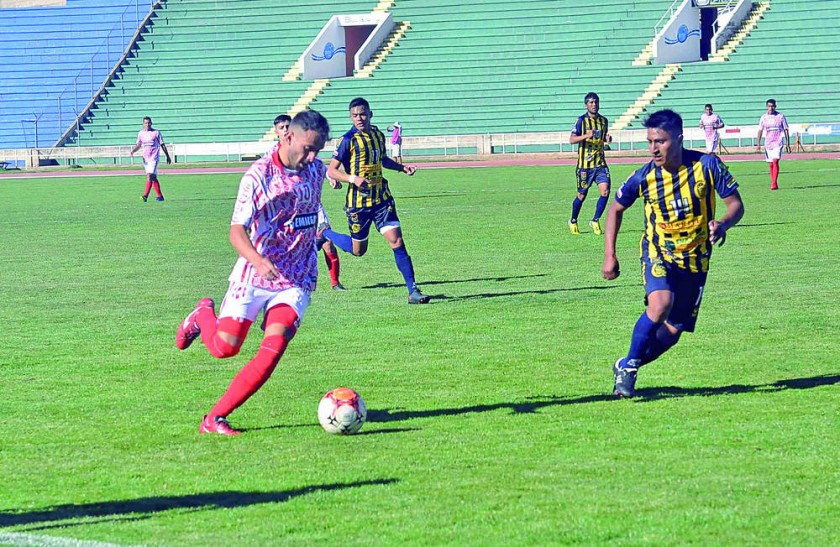 El argentino Esteban Rodríguez (i) intenta llevarse la pelota ante la marca del potosino Raúl Vedia, en el partido jugad