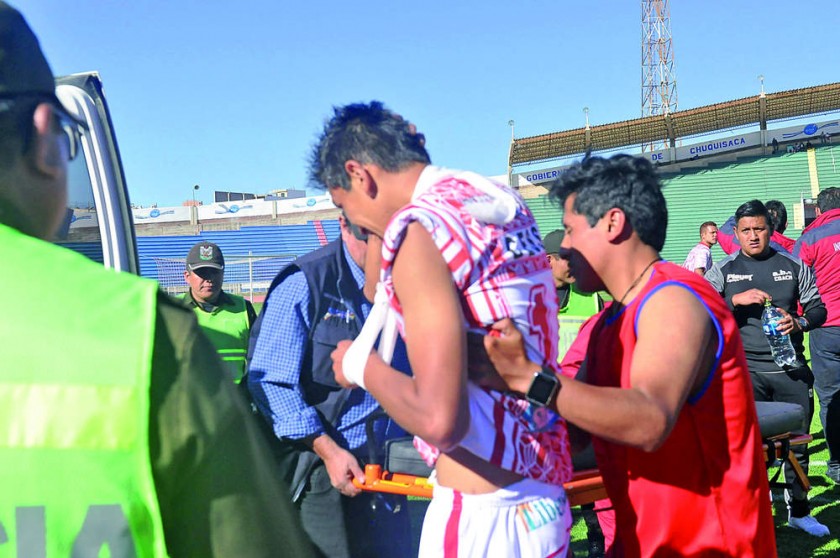 El defensor albirrojo Edgar Gutiérrez fue evacuado en ambulancia.