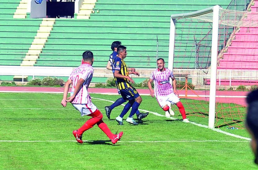 El paraguayo Juan Godoy (d) anotó un doblete para el triunfo capitalino.