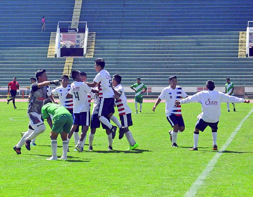 La celebración del colegio Zudáñez tras la semifinal ganada.