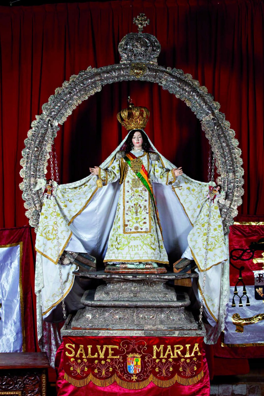 La Virgen de la Merced y su arco de plata repujada.