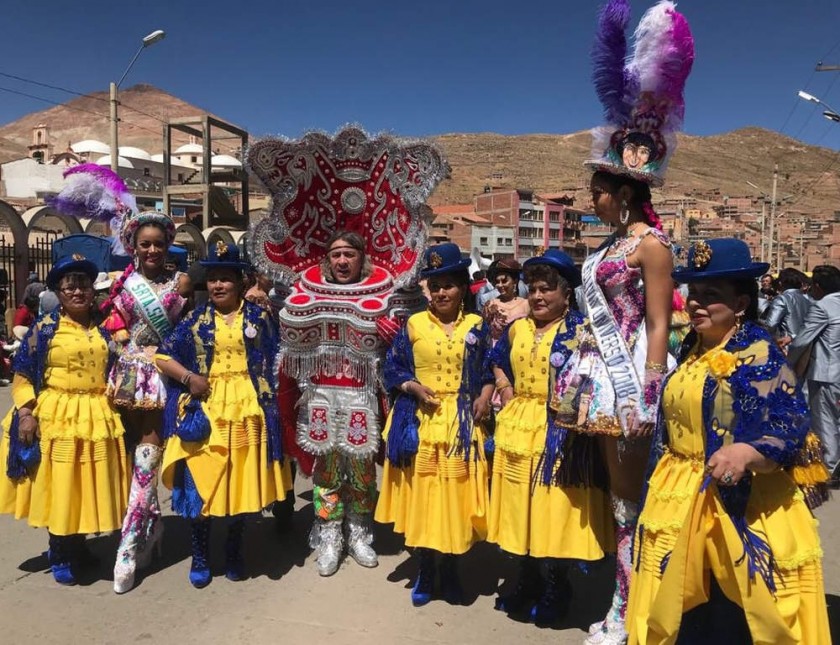 Mariana, Orlando y Joyce junto con las morenas de la fraternidad