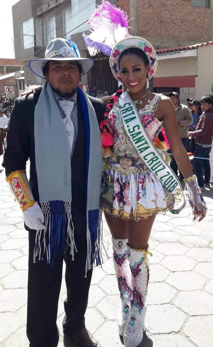 Dirigente de la Fraternidad San Cristóbal, Lenin Mancilla Vela junto con Mariana Pinedo, Señorita Santa Cruz 2018