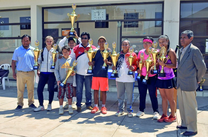 Todos los tenistas que subieron al podio en las categorías 14 y 18 años, del campeonato nacional de tenis que se juega e