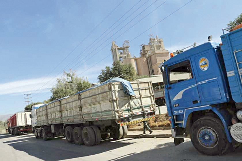 PLANTA. Los transportistas esperan su turno para cargar cemento y llevar a los diferentes mercados del país.