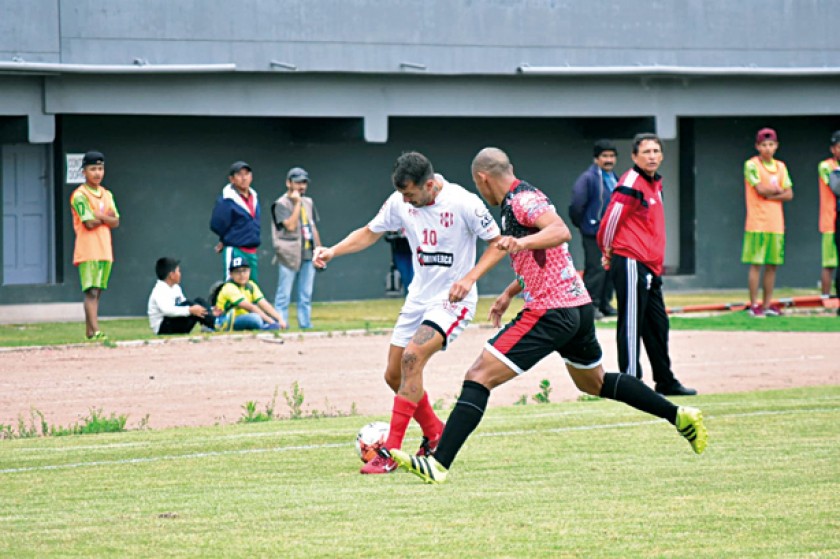 El delantero de Independiente, el argentino Nicolás Rodríguez, pugna por un balón con un rival de Juventud Unida.