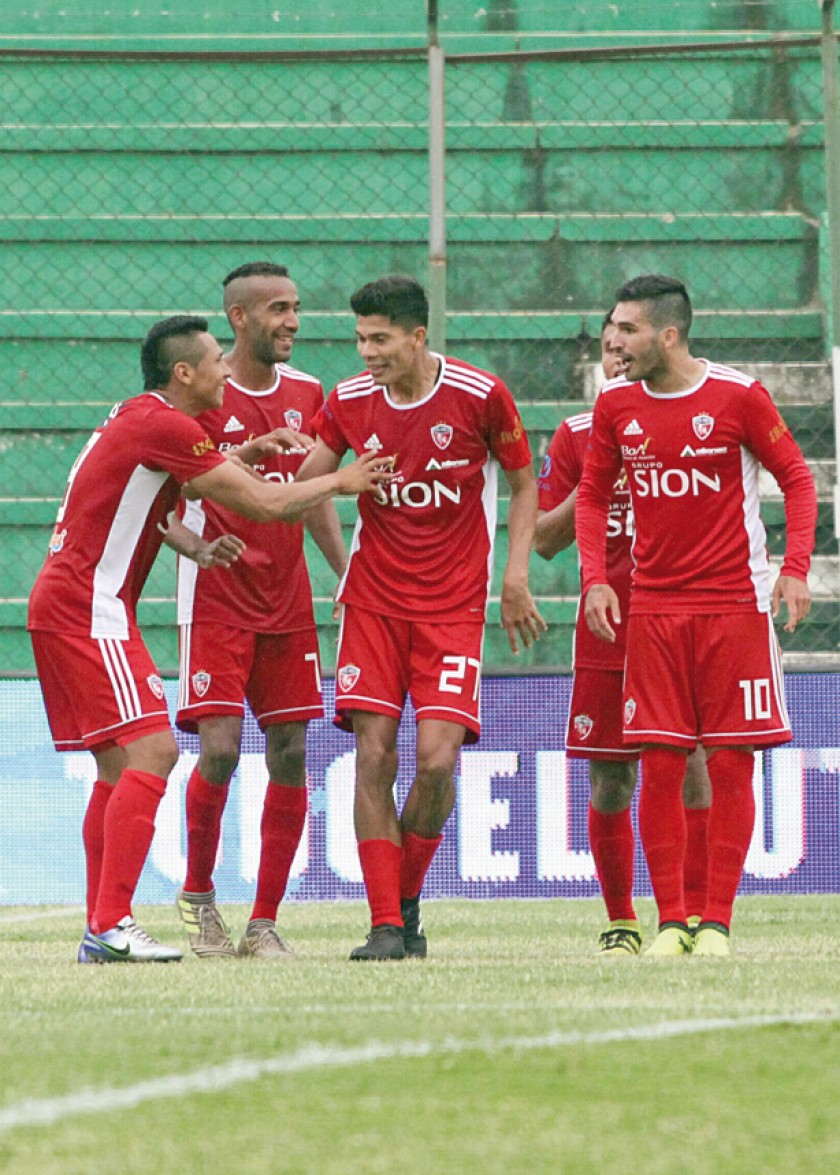 Los jugadores del cuadro cruceño celebran uno de los goles anotados frente a Real Potosí, en Santa Cruz.