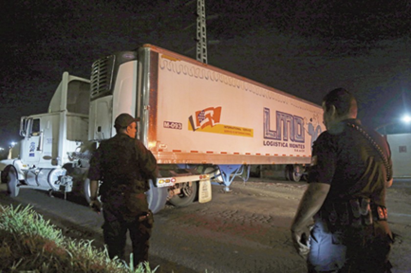 HALLAZGO. Policías Federales trasladan un contenedor a las instalaciones del Instituto Jalisciense de Ciencias Forenses,