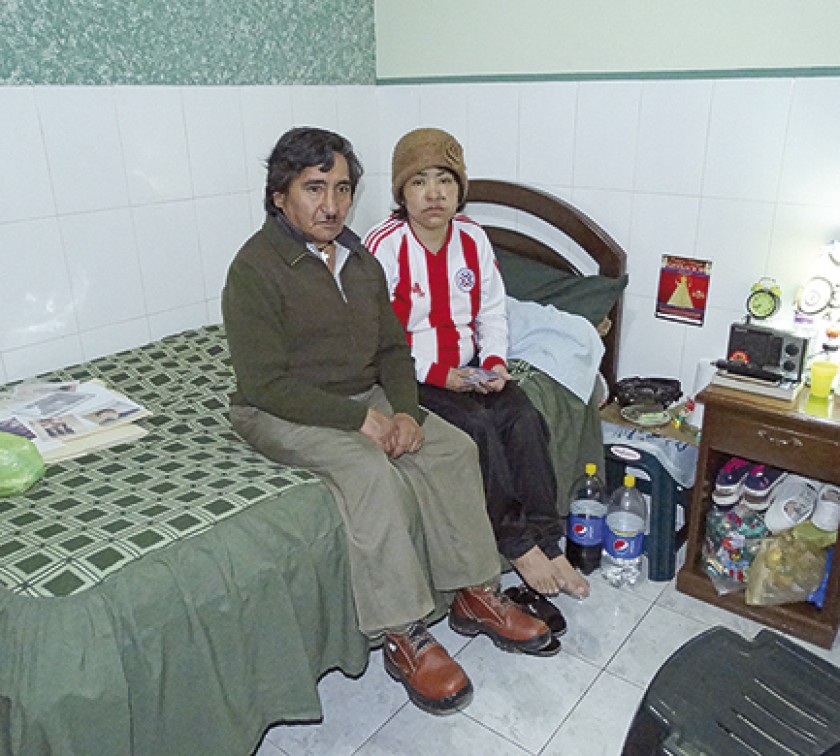 FAMILIA. Manuel Cruz, Amali Uyuni y su hija viven precariamente en una habitación de alojamiento de una populasa zona.