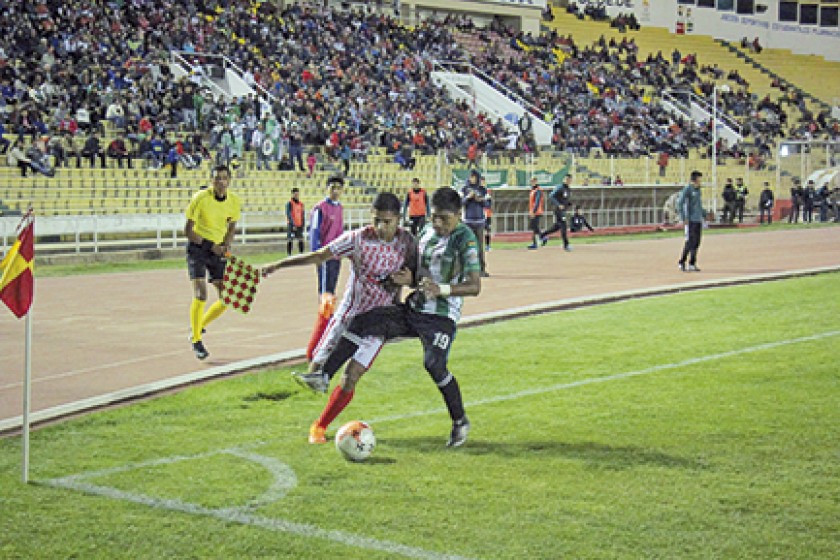 El delantero chuquisaqueño Miguel Padilla (i) intenta superar la marca del defensor visitante Eduardo Alemán anoche, en