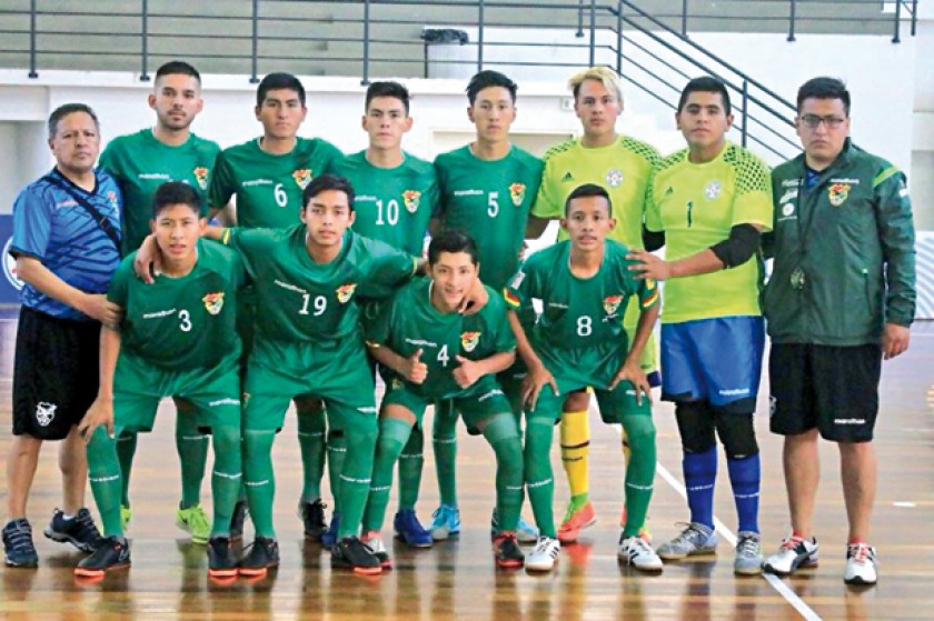 La selección boliviana de la categoría Sub 20 que se encuentra jugando la Liga Sudamericana de Fútbol de Salón, en Parag