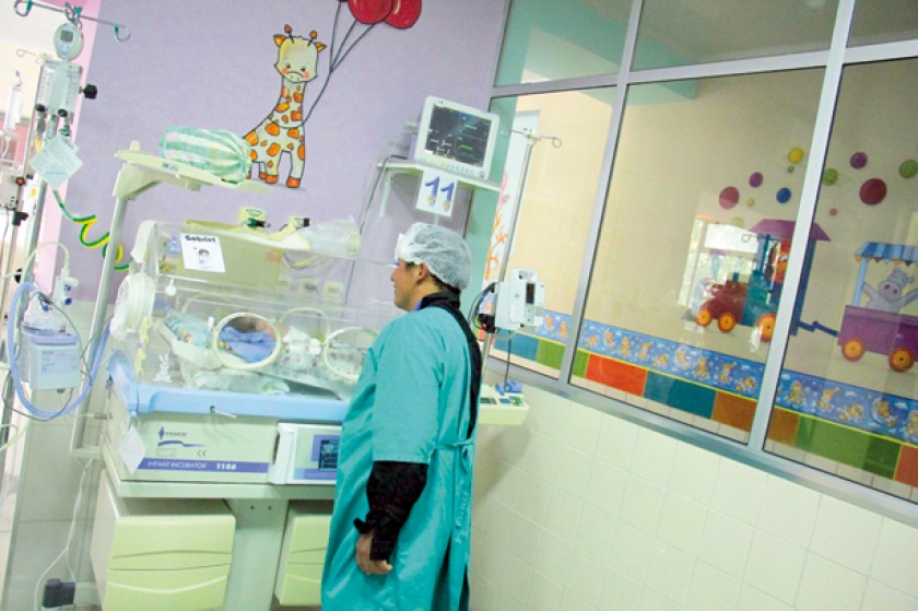 VISITA. Ayer Sabino Zárate, padre de los cuatrillizos, visitó a sus hijos en el Hospital de la Mujer.