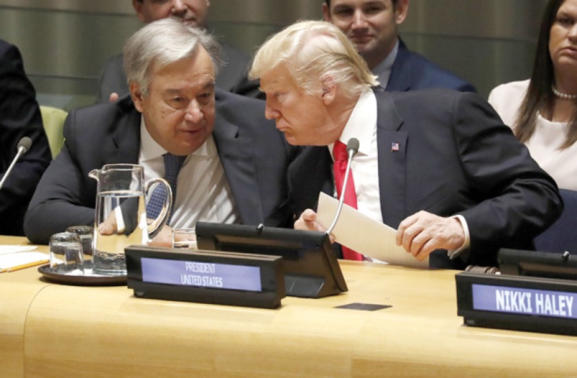 ASAMBLEA. El presidente estadounidense, Donald Trump, conversa con el secretario general de la ONU, Antonio Guterres, ay