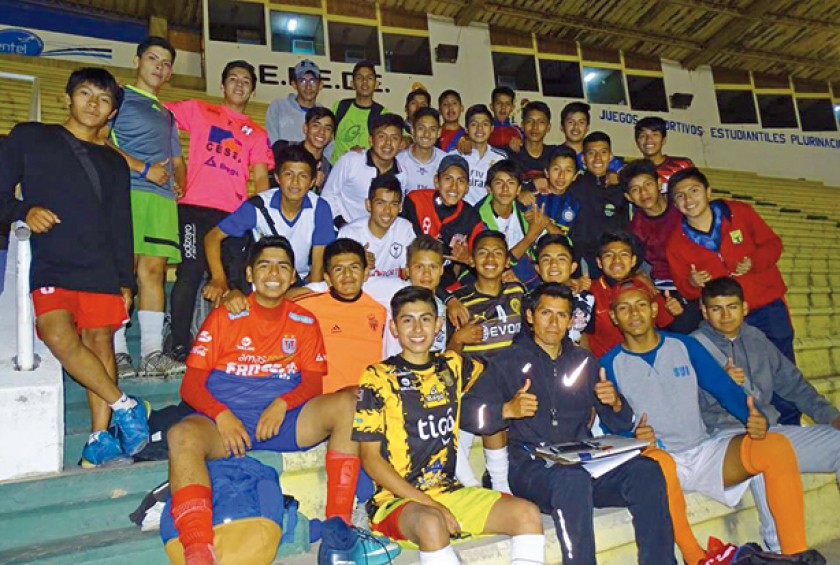 Los jugadores de la selección chuquisaqueña y del club Universitario que participarán de la Liga Juvenil.