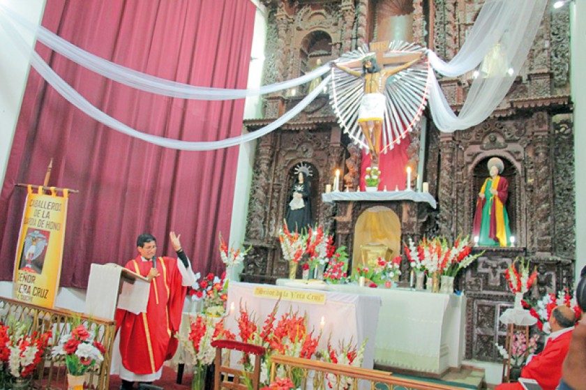 ENTRONIZACIÓN. El Señor de la Vera Cruz, junto con las réplicas de la Santísima Virgen Dolorosa y San Juan Evangelista.