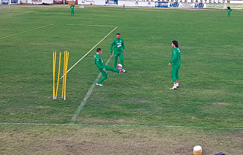 Los futbolistas Henry Vaca (i) y Marcelo Martins (d) iniciaron el martes su preparación con la Verde de cara a los próxi