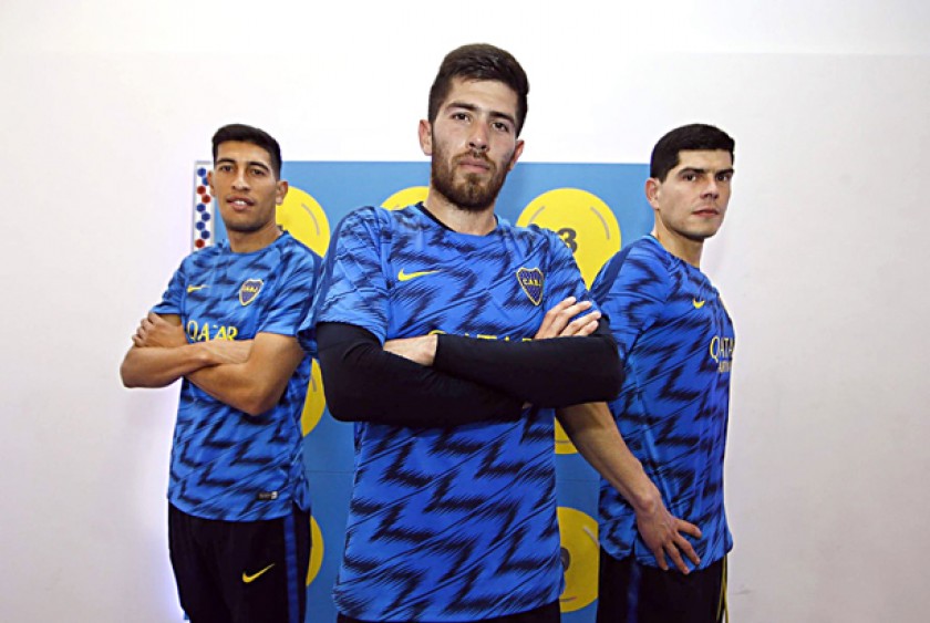 La fotografía que Boca Juniors publicó de sus tres arqueros, entre ellos Carlos Lampe; al lado, la primera práctica del