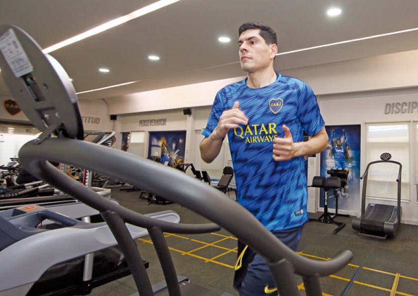 La fotografía que Boca Juniors publicó de sus tres arqueros, entre ellos Carlos Lampe; al lado, la primera práctica del