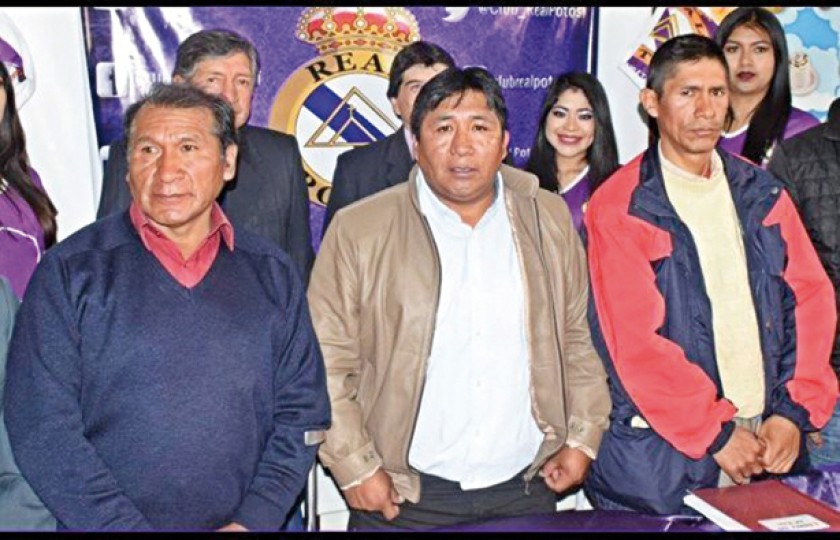 Calixto Santos (centro), actual presidente de Real Potosí.