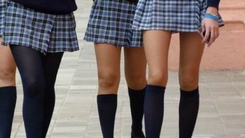 Un colegio católico argentino considera prohibir el uso de faldas. FOTO: Internet