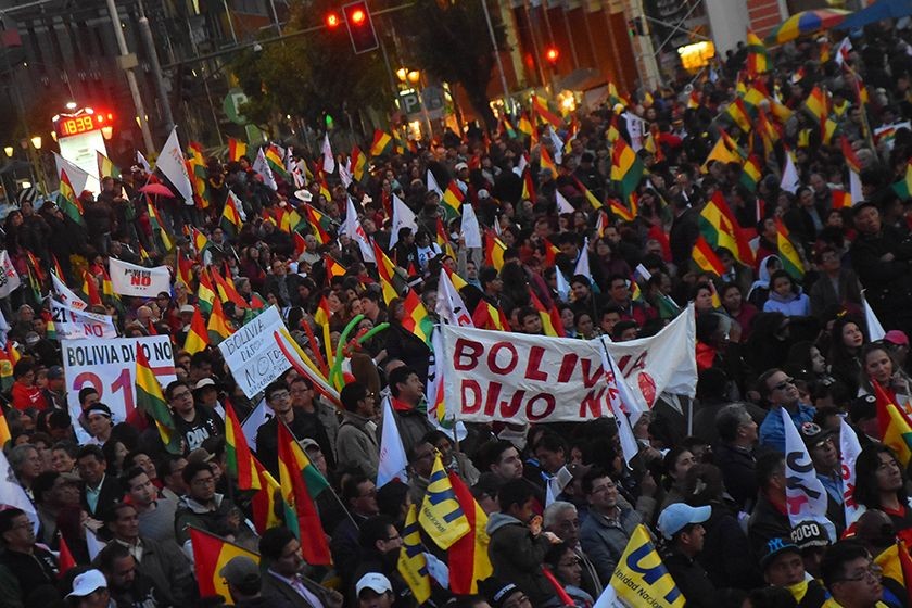 El cabildo realizado hoy en la plazuela San Francisco (La Paz) por el 21F. FOTO: APG