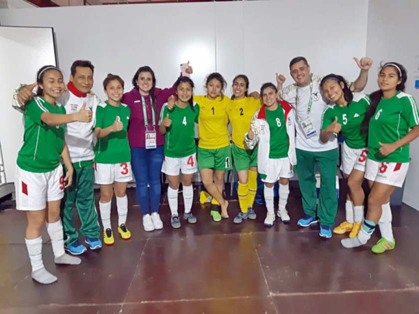 El grupo de jugadoras y cuerpo técnico de la selección boliviana después del triunfo conseguido ayer, sobre Trinidad y T