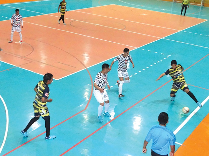 Un pasaje del partido disputado anoche, entre Lizondo y Fantasmas Morales Moralitos, jugado en el coliseo Jorge Revilla