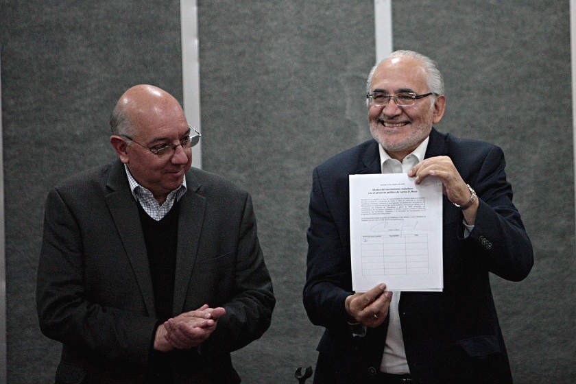 El candidato del FRI, Carlos Mesa, muestra el documento en el que firma su alianza. FOTO: Marka Registrada