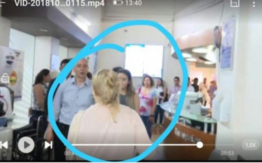 El momento en el que una mujer habría escupido al vicepresidente Álvaro García Linera. FOTO: Facebook Detrás de la Verda