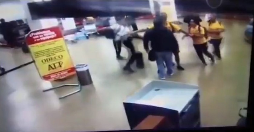 Una imagen de la agresión de César Farías a un ciudadano en el aeropuerto Viru Viru. FOTO: Captura de pantalla