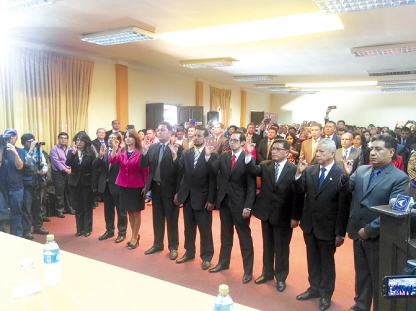 ACTO. Los nuevos fiscales departamentales fueron posesionados ayer en el salón de la Fiscalía General del Estado.