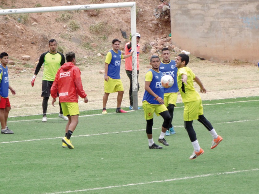 Una escena de la práctica de ayer del plantel capitalino en la cancha de césped sintético de Garcilazo.